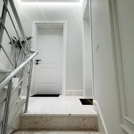Apartment Cozy In Central Tirana